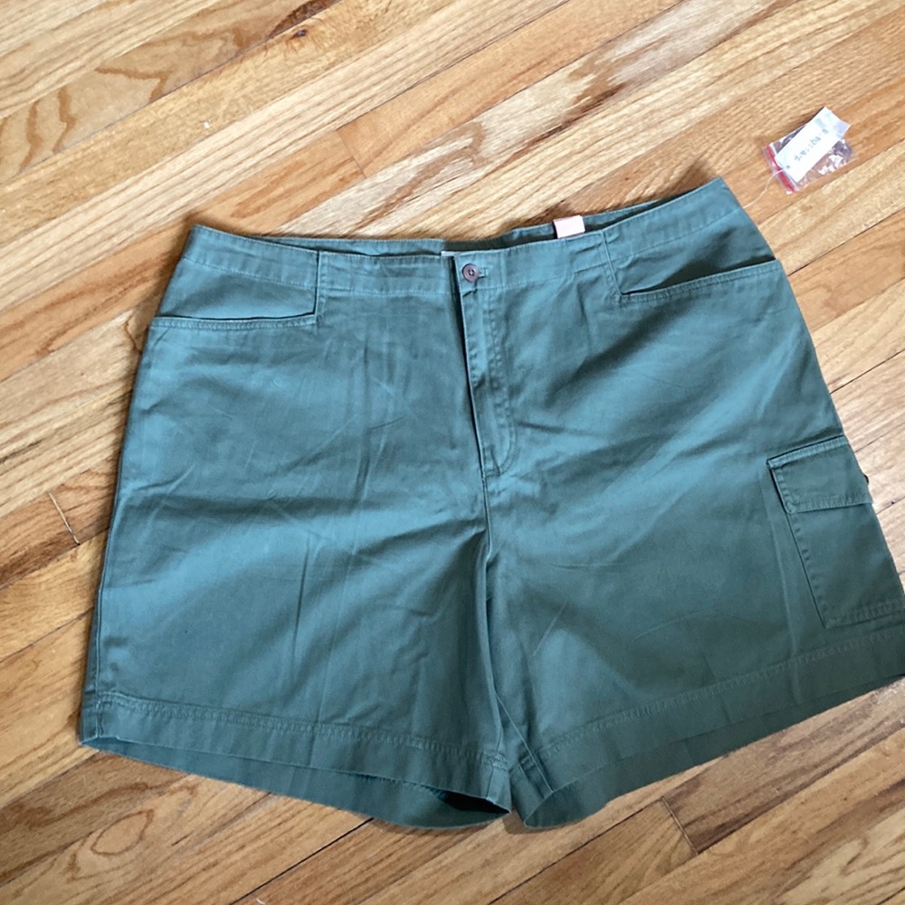 Women’s plus size green cargo shorts.
